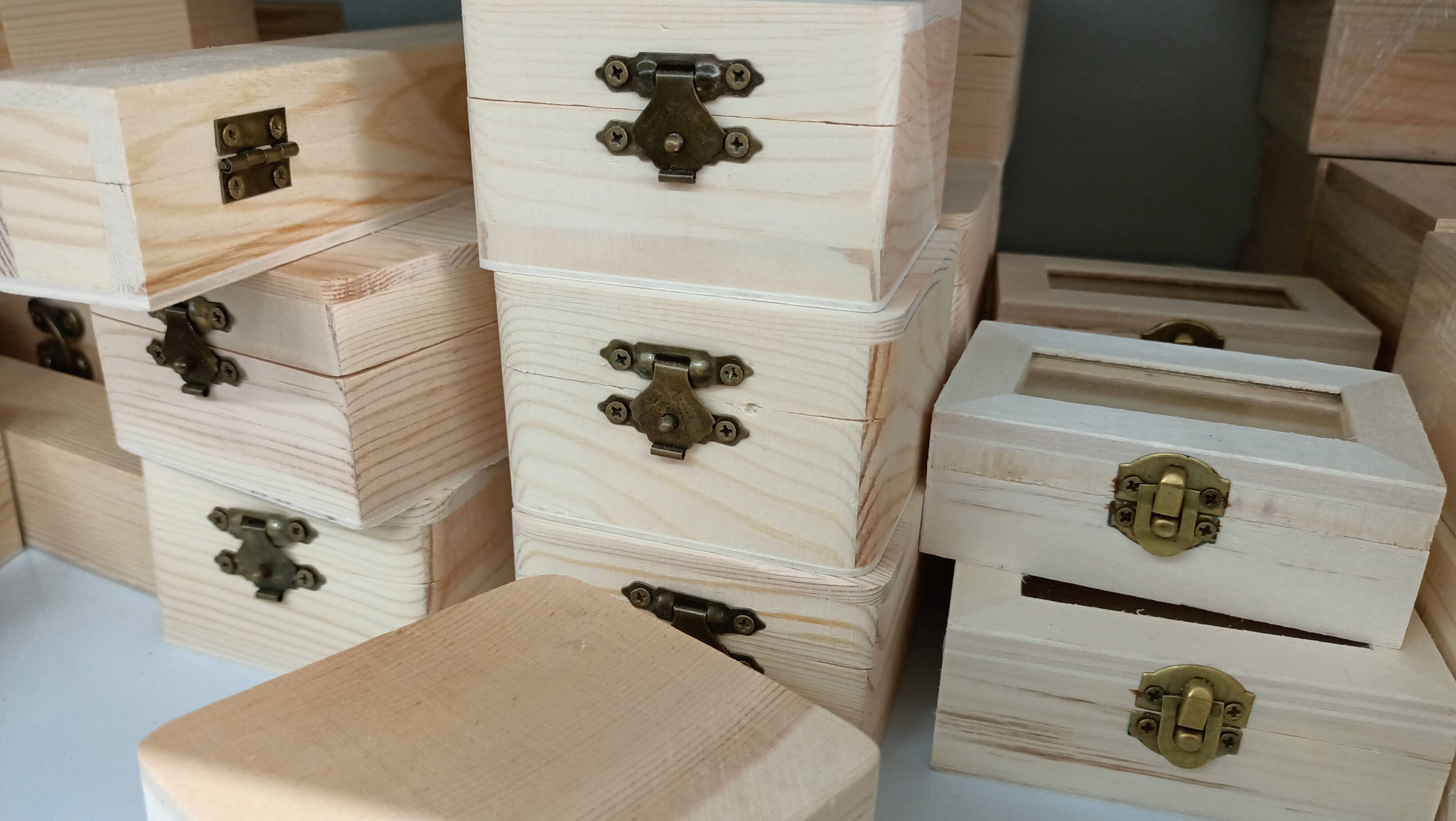 鍵付きの木製の小さな箱が店内のカウンターにあります