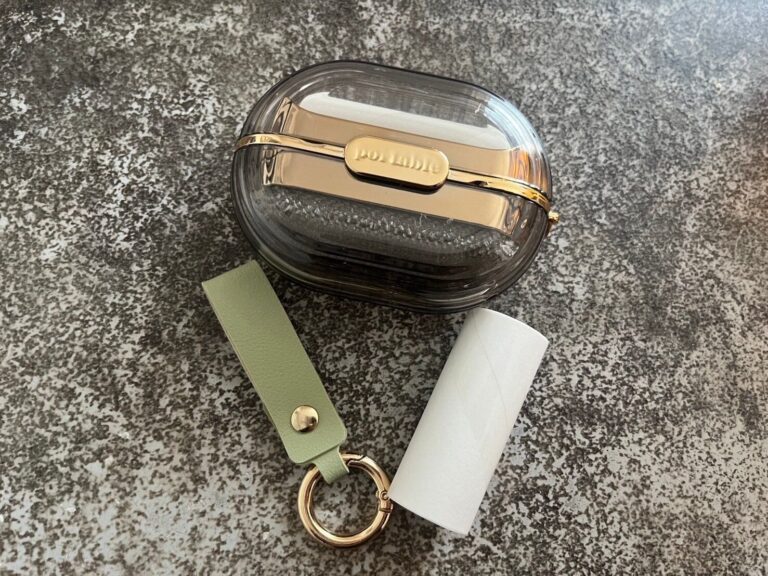 【3COINS】外出先でももう慌てない！オシャレな携帯用ブラシでいつでも洋服のケアができちゃう