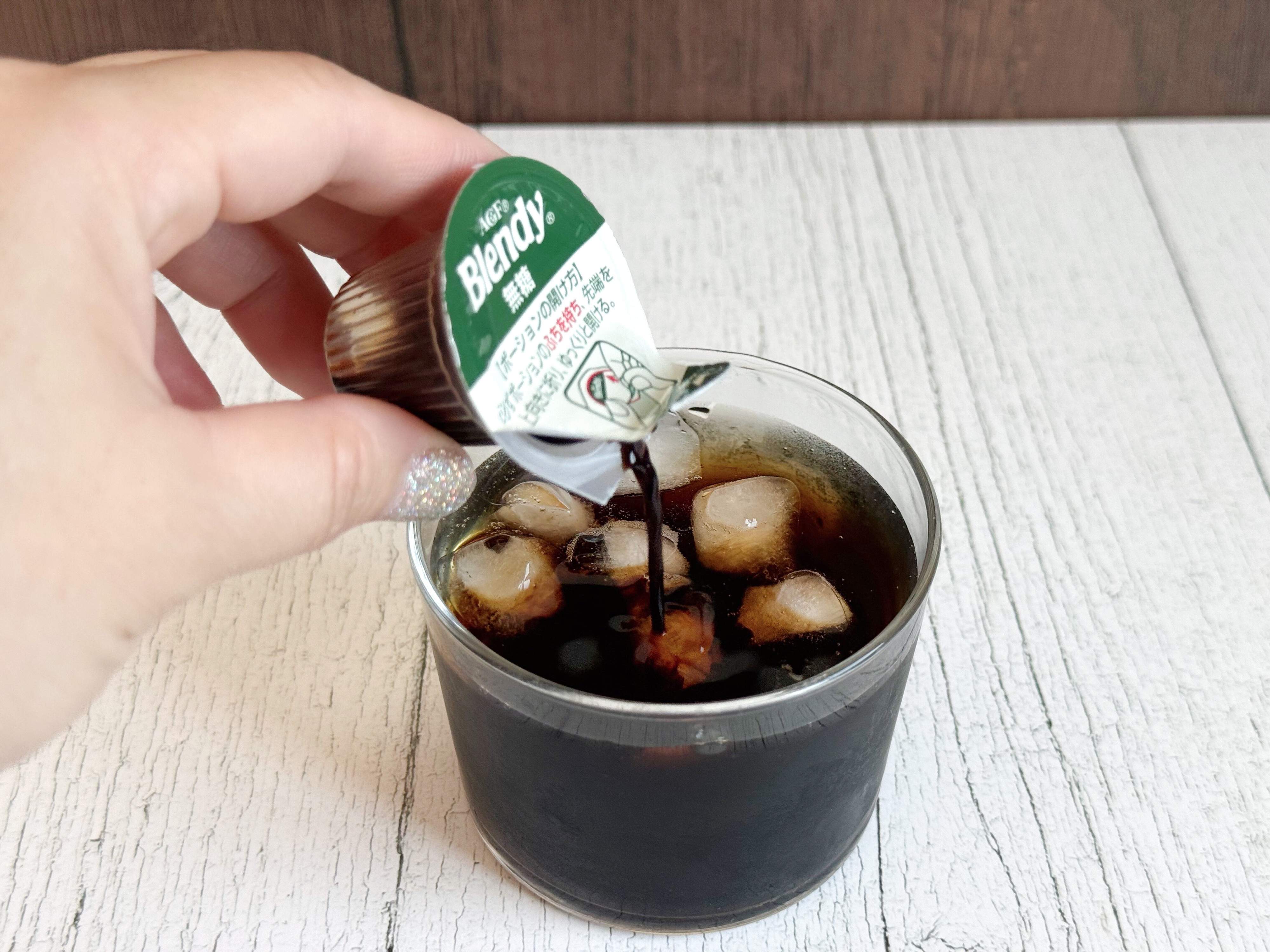 水やミルクを注げば約10秒でコーヒーをつくれる！