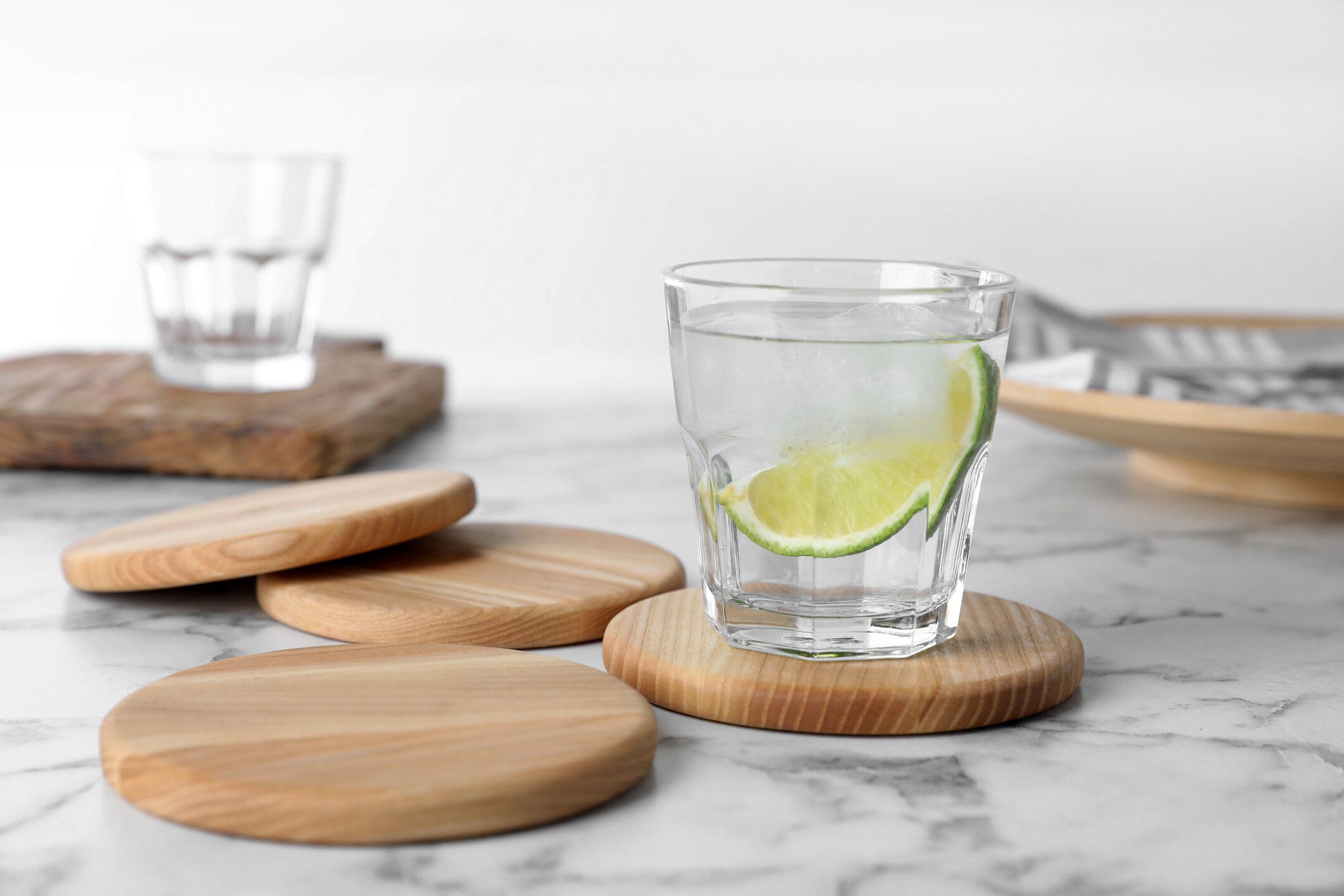 スタイリッシュなカップコースターが付いたレモネードのグラス