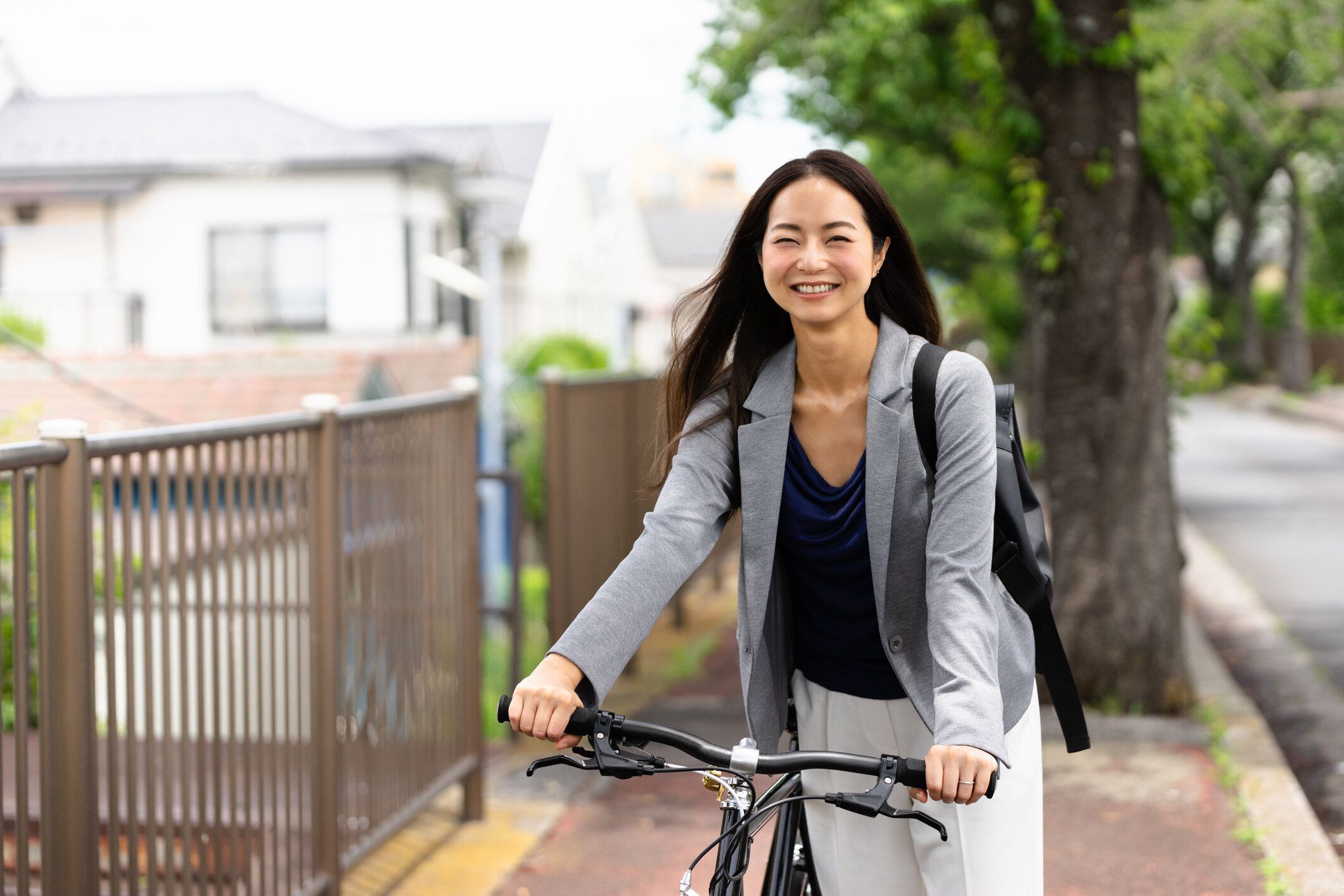 笑顔で自転車通勤する女性