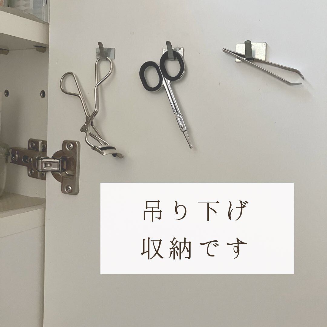 小物収納は洗面台扉の裏を利用！