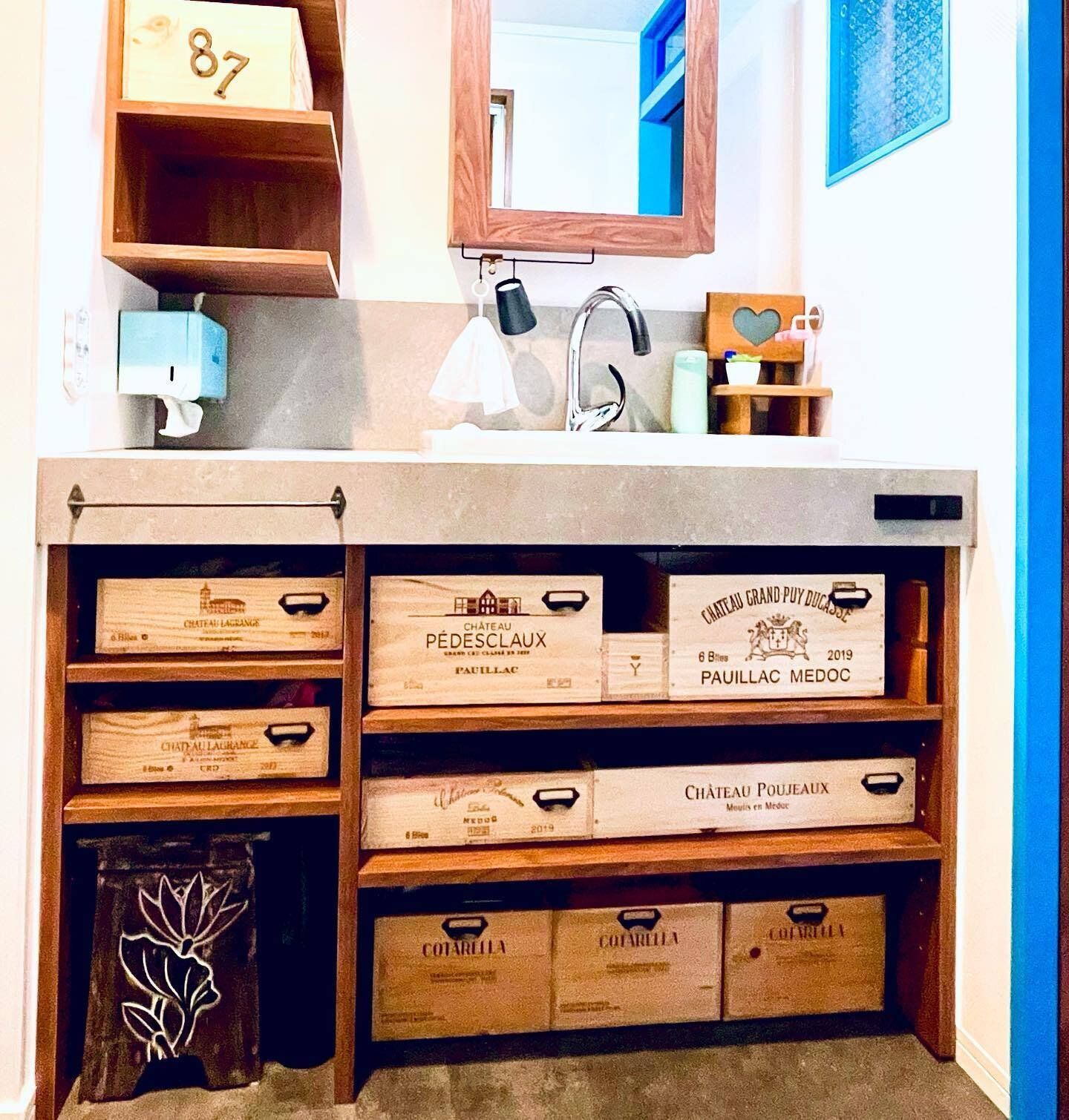 扉を排除してワイン箱で収納をするアイディア