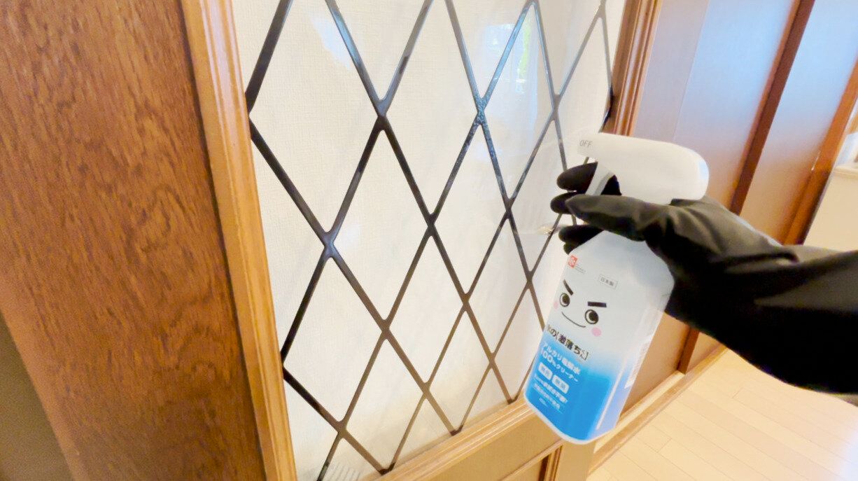 アルカリ電解水をガラスドアに吹きかける