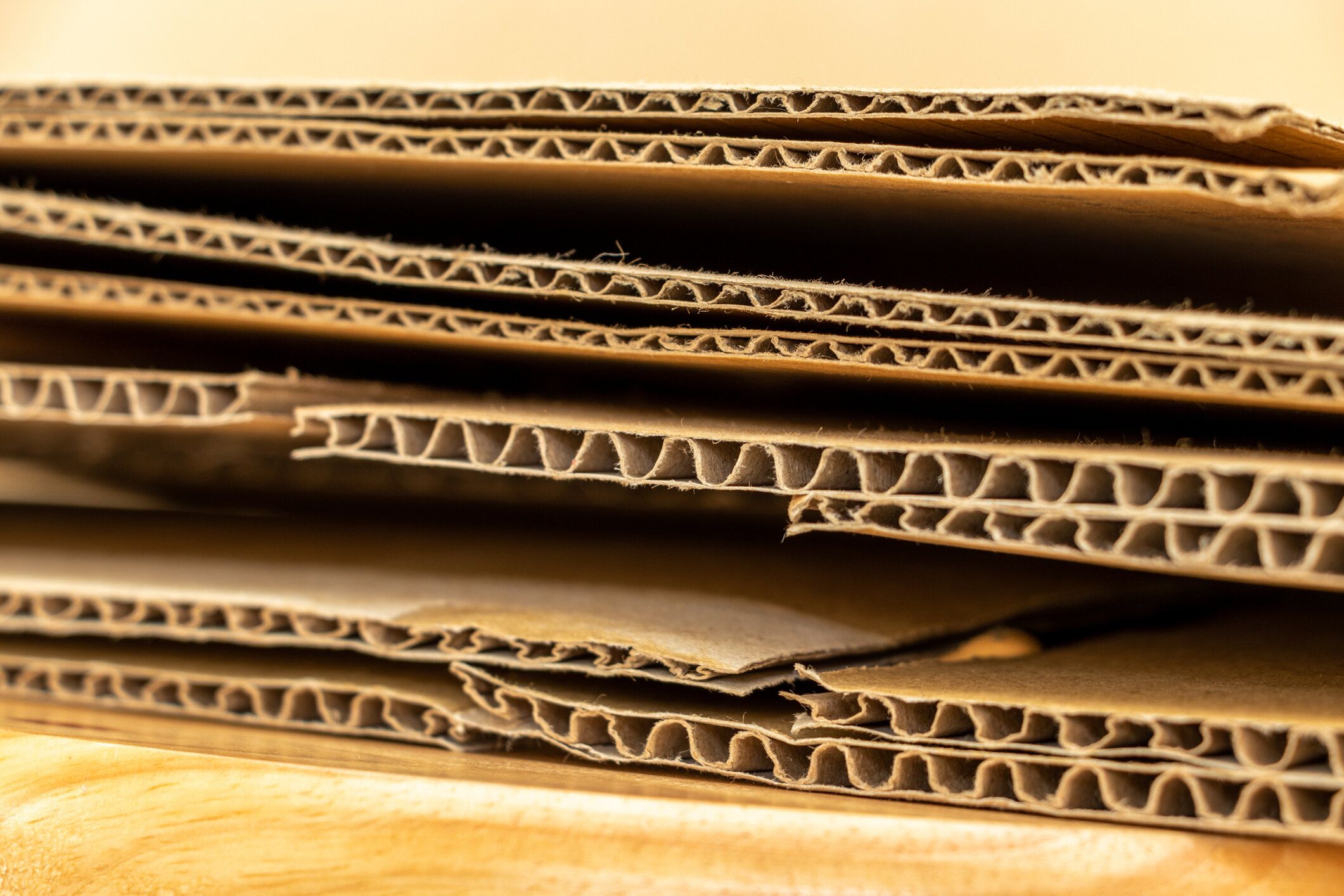 折り畳まれた状態で積み重ねられた段ボール