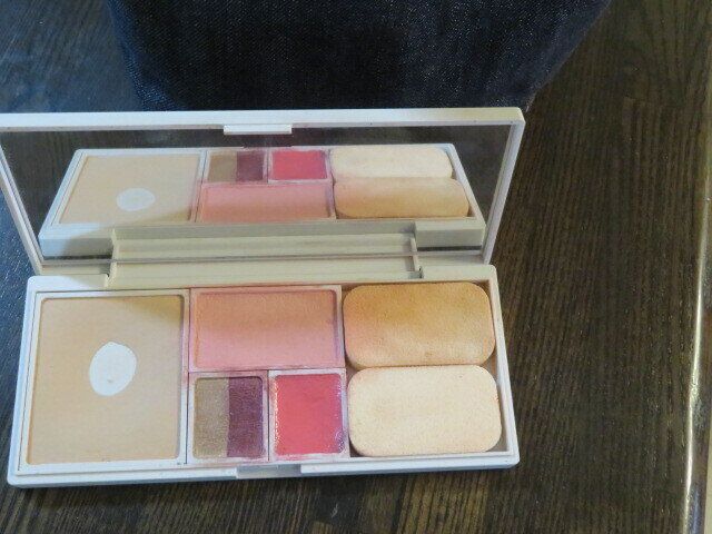 化粧はコンパクト1つで