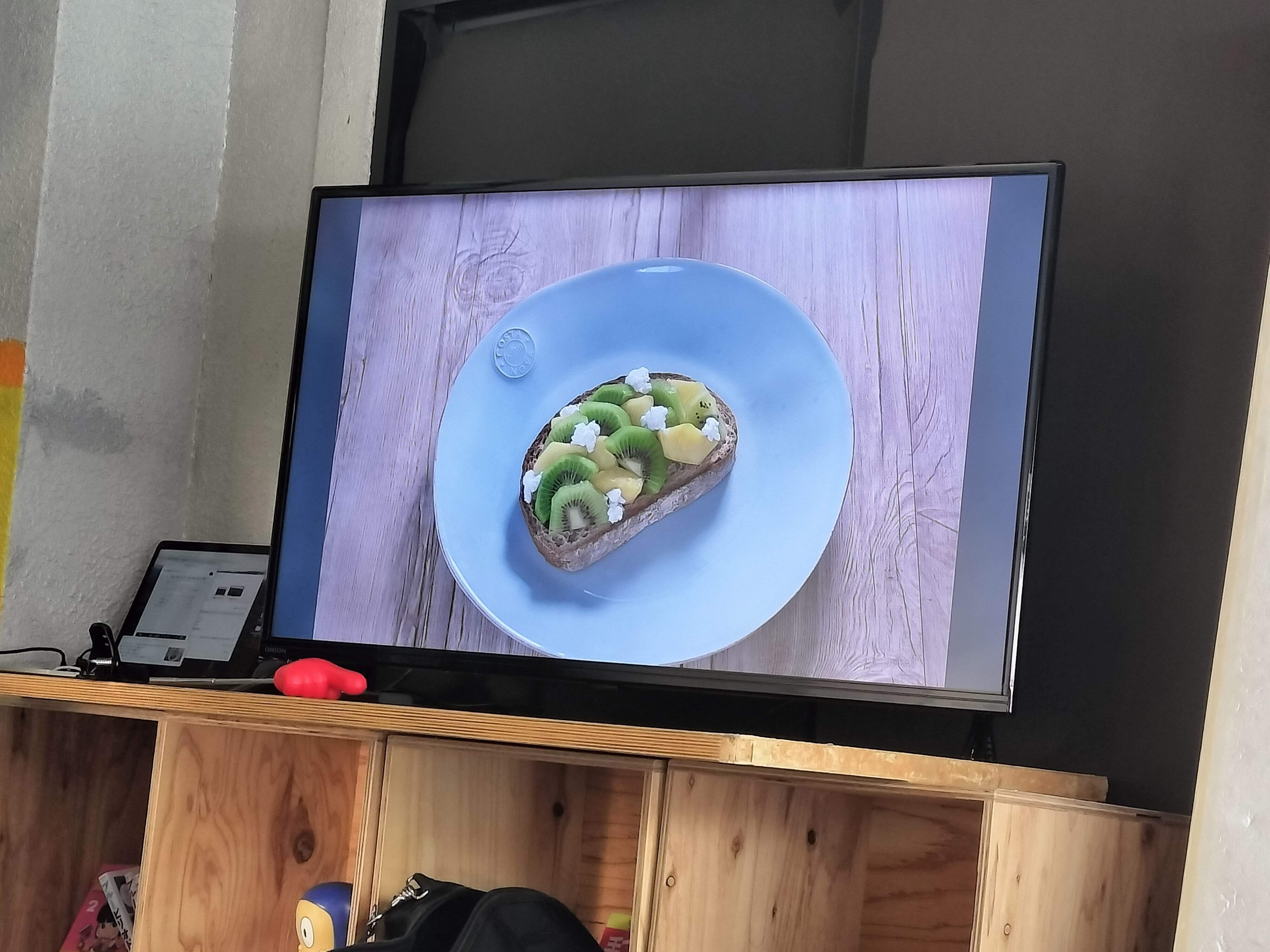 大画面にうつるオープンサンド