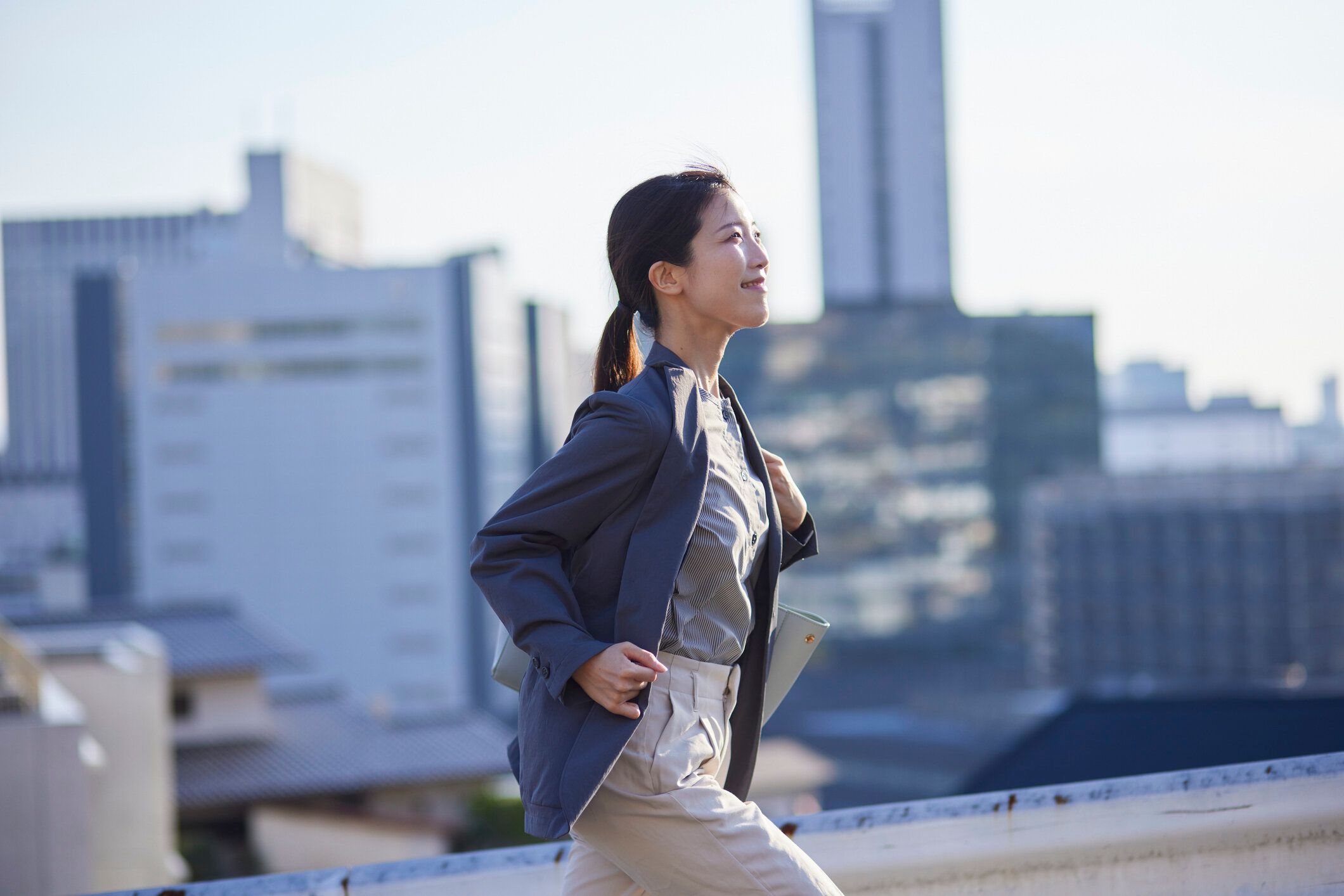 夕暮れ時にビジネス街を走るビジネスマン