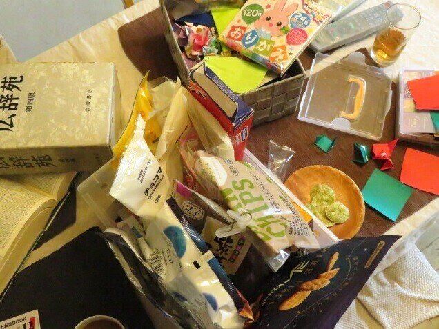 テーブル上を片づけるのにひと苦労！ズボラを助ける3つのグッズ