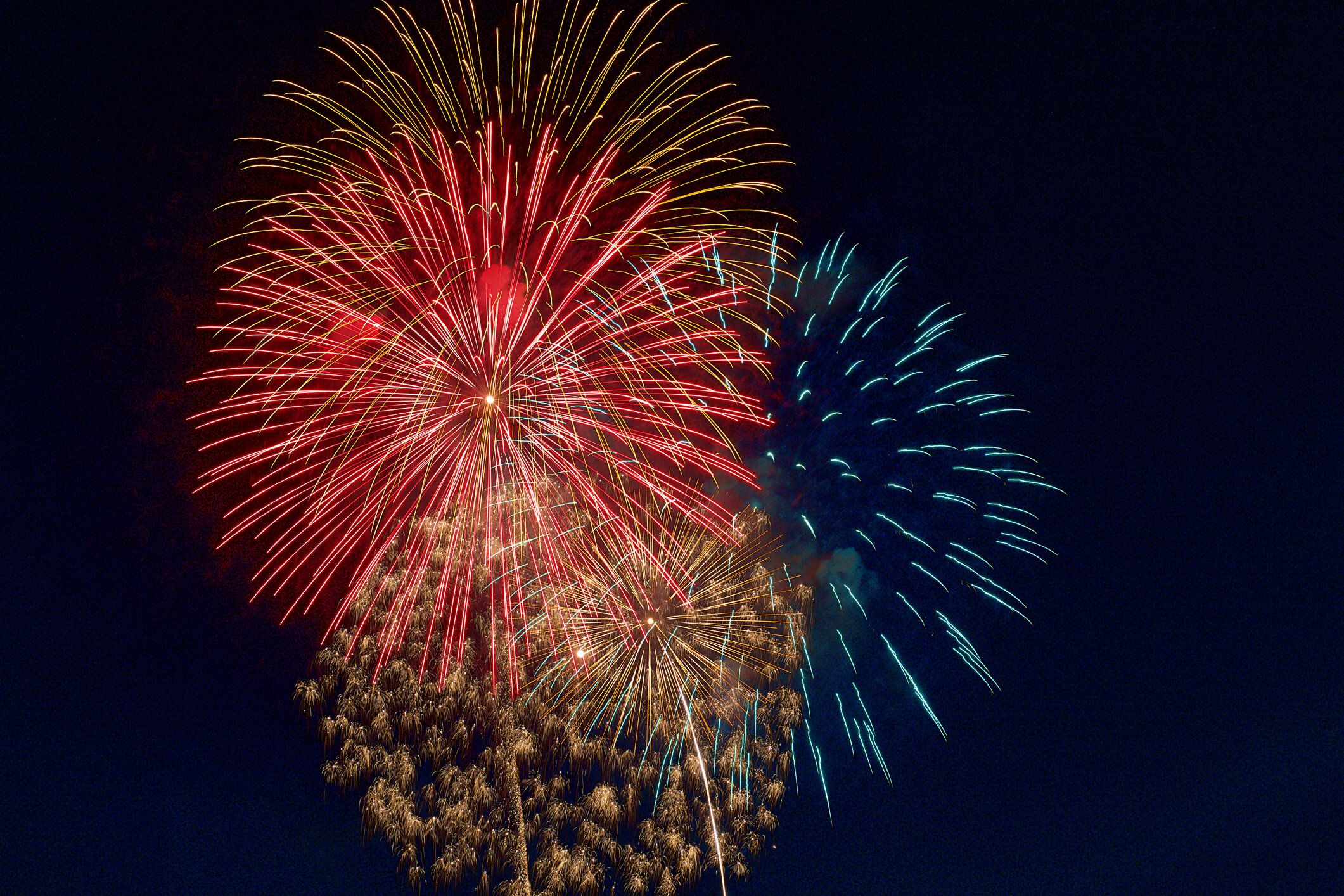 夜空に打ち上げられる色とりどりの花火の背景