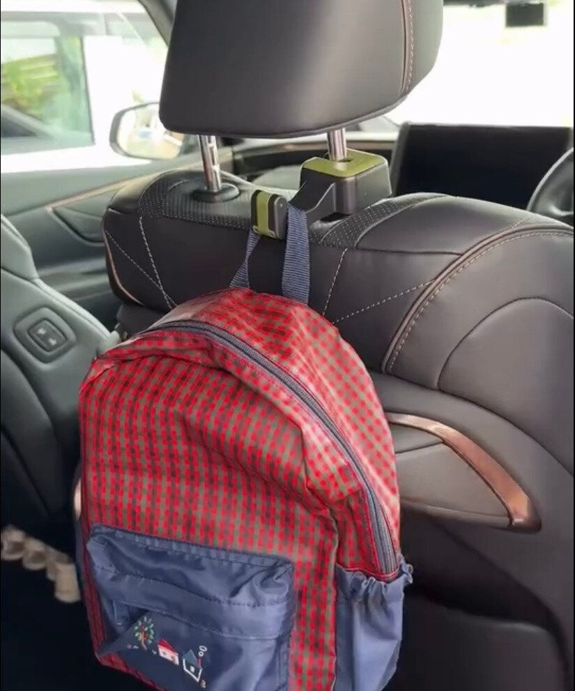 【セリア】一石二鳥の使い方ができる！「ヘッドレストフック＆スマホホルダー」