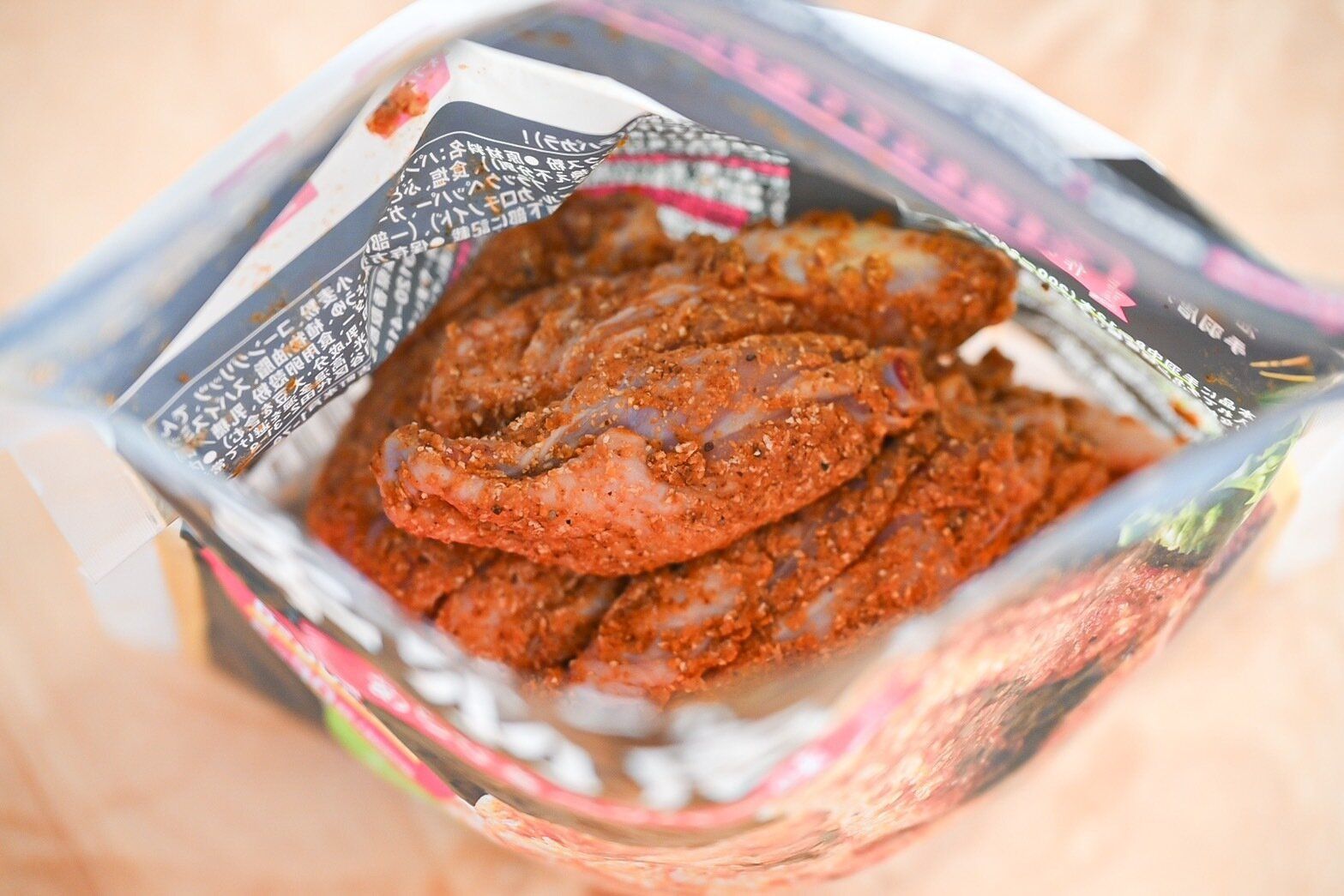 ミックス粉がついた手羽中の肉