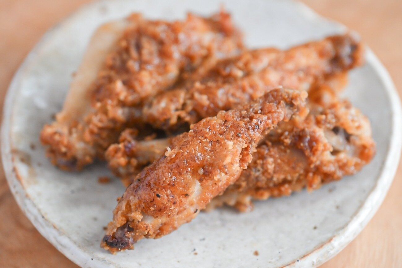 皿にのった手羽中唐揚げ