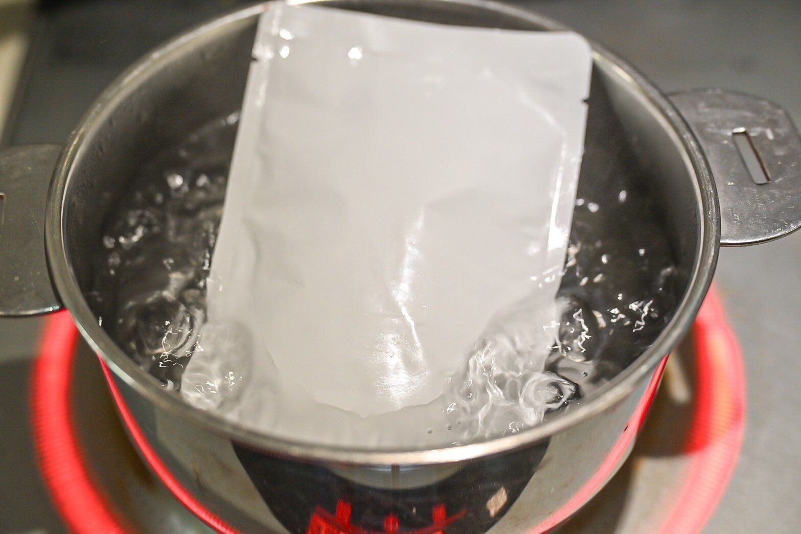 鍋で温めているパウチ