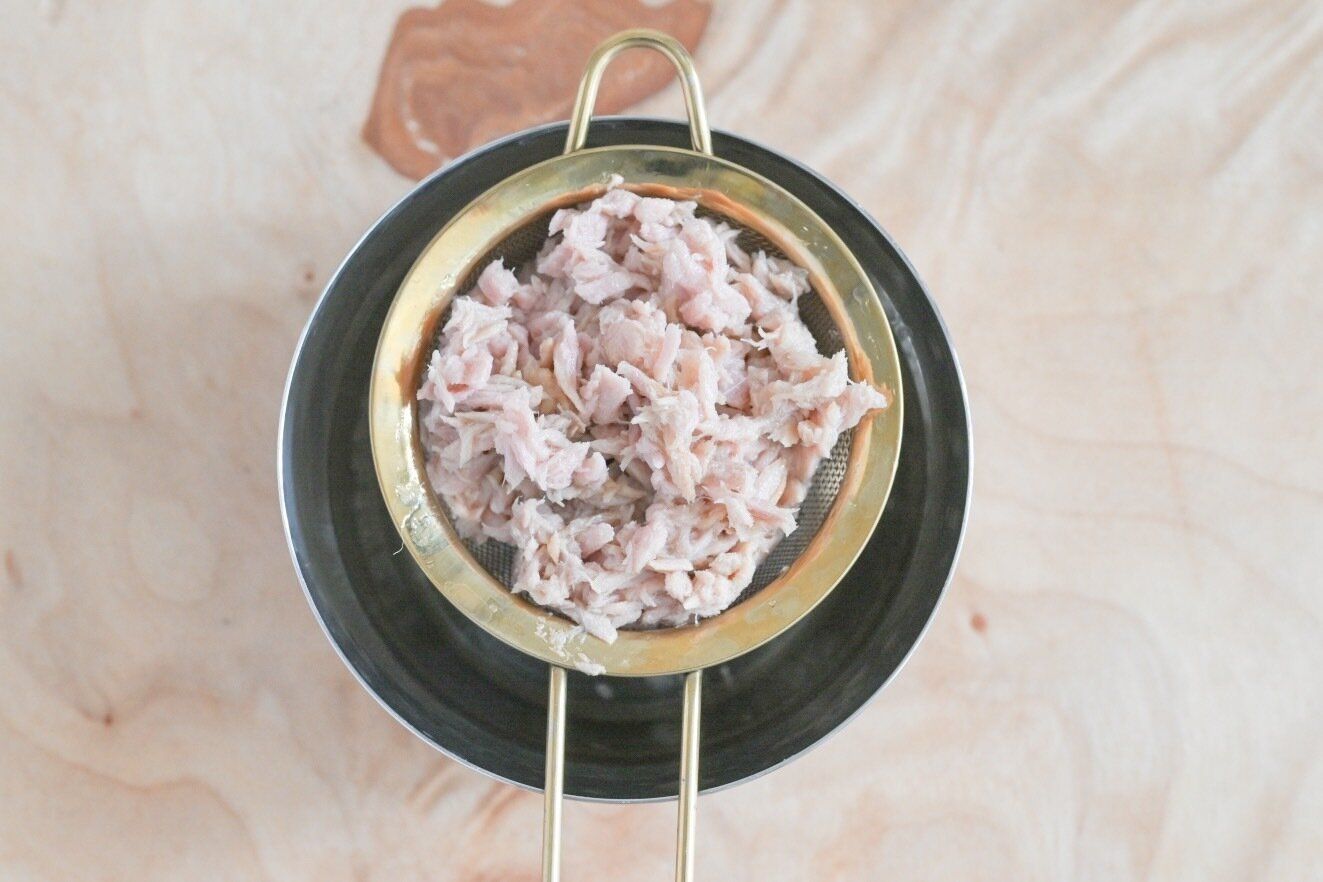 ザルに入ったツナ缶