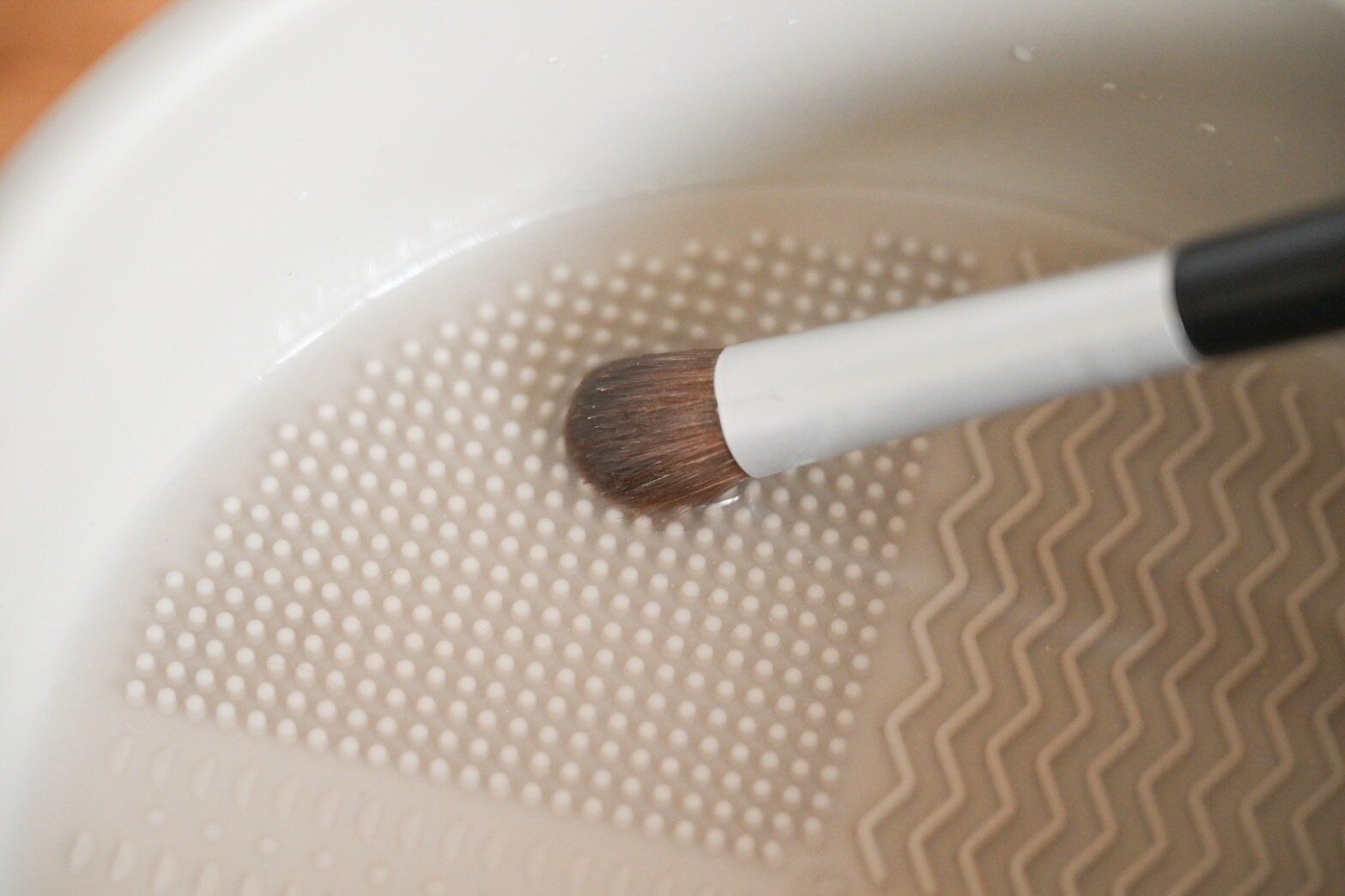 先端が丸いブラシを洗っているところ