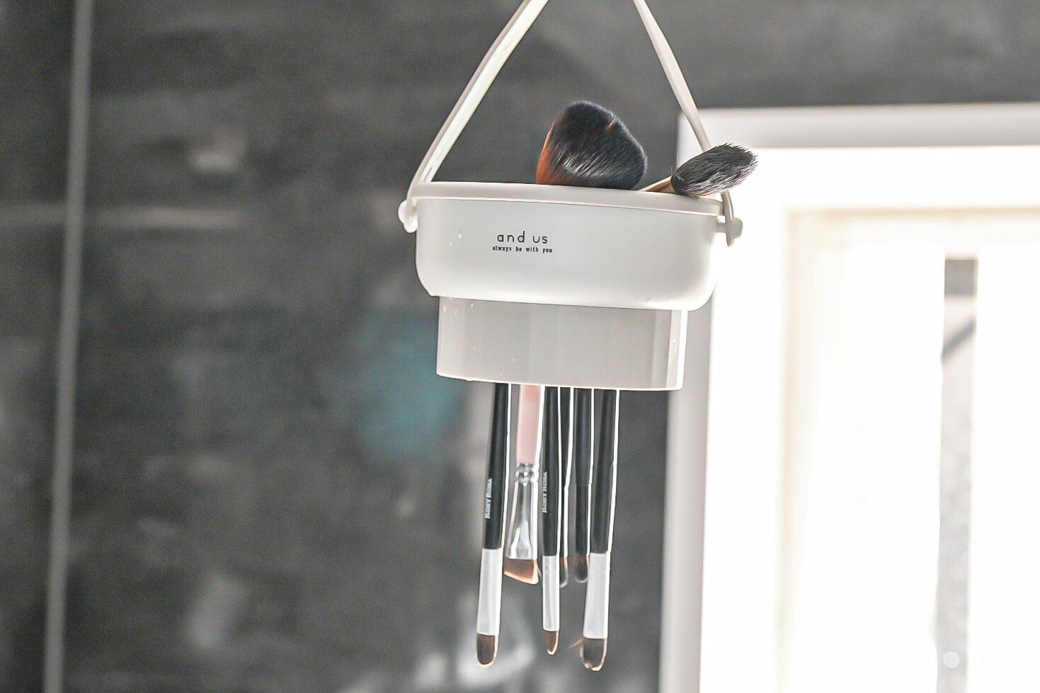 乾かしているメイクブラシ