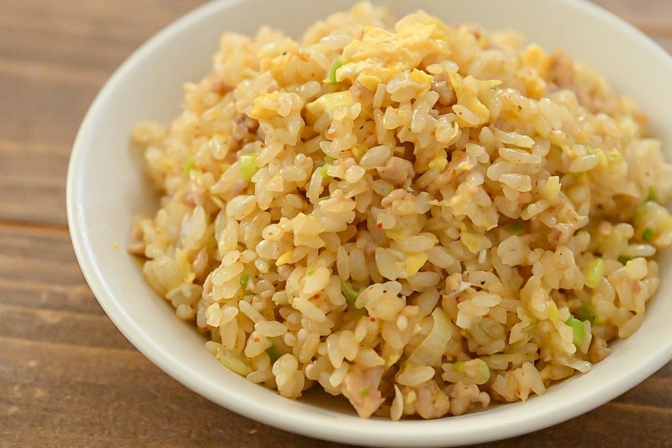 白い皿に盛られた「麻辣チャーハン」