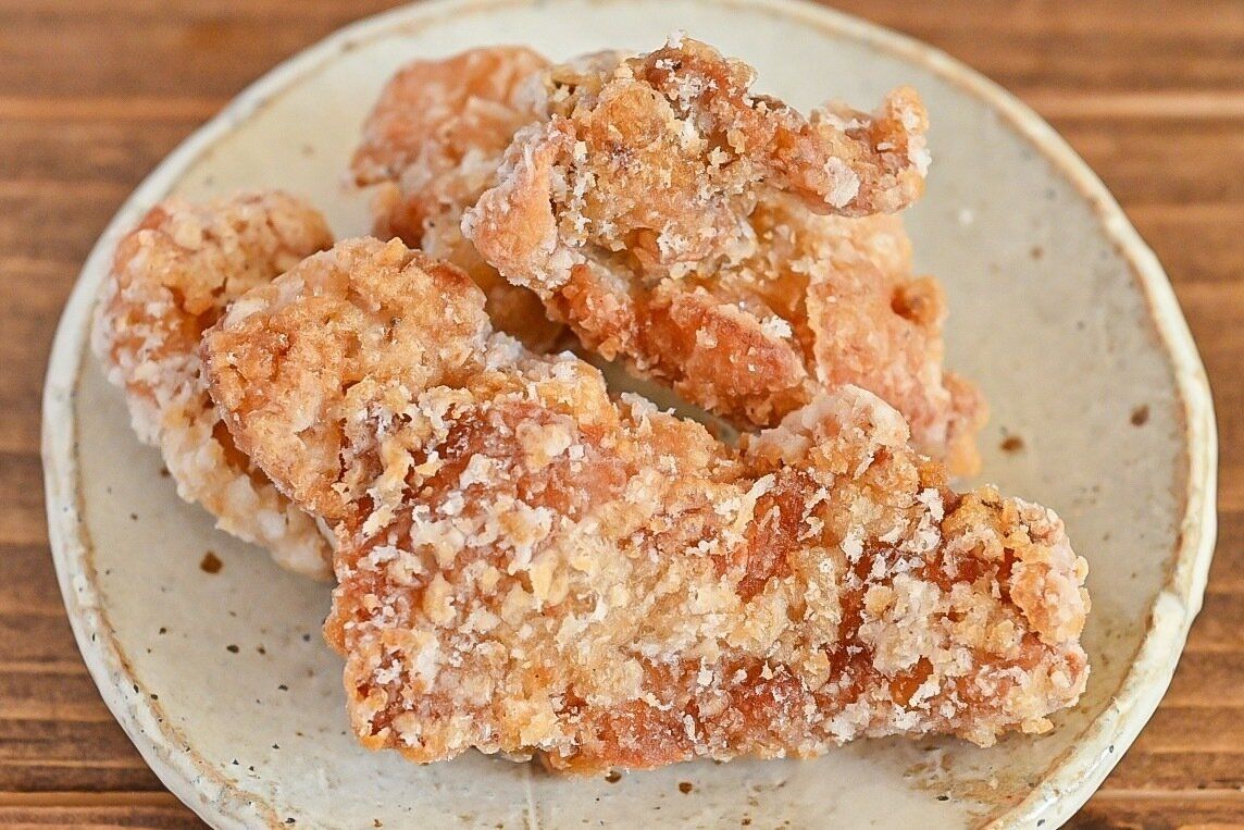 陶器の皿に盛られた唐揚げ