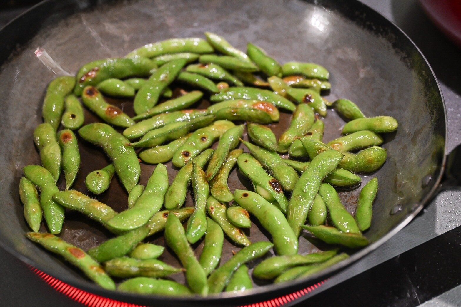 フライパンに入った焼き枝豆