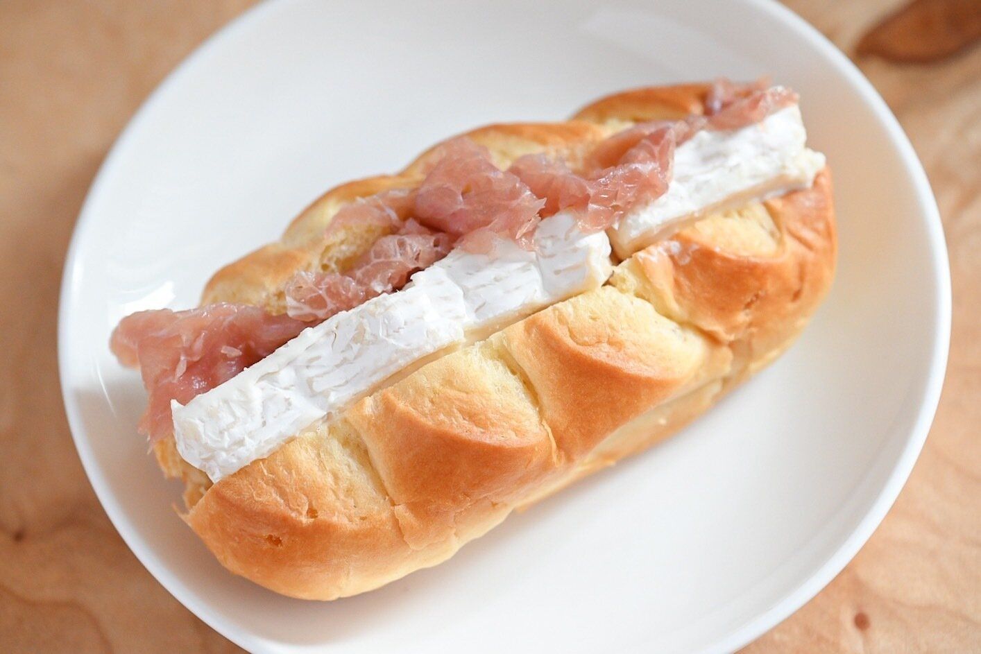 生ハムとカマンベールチーズサンド