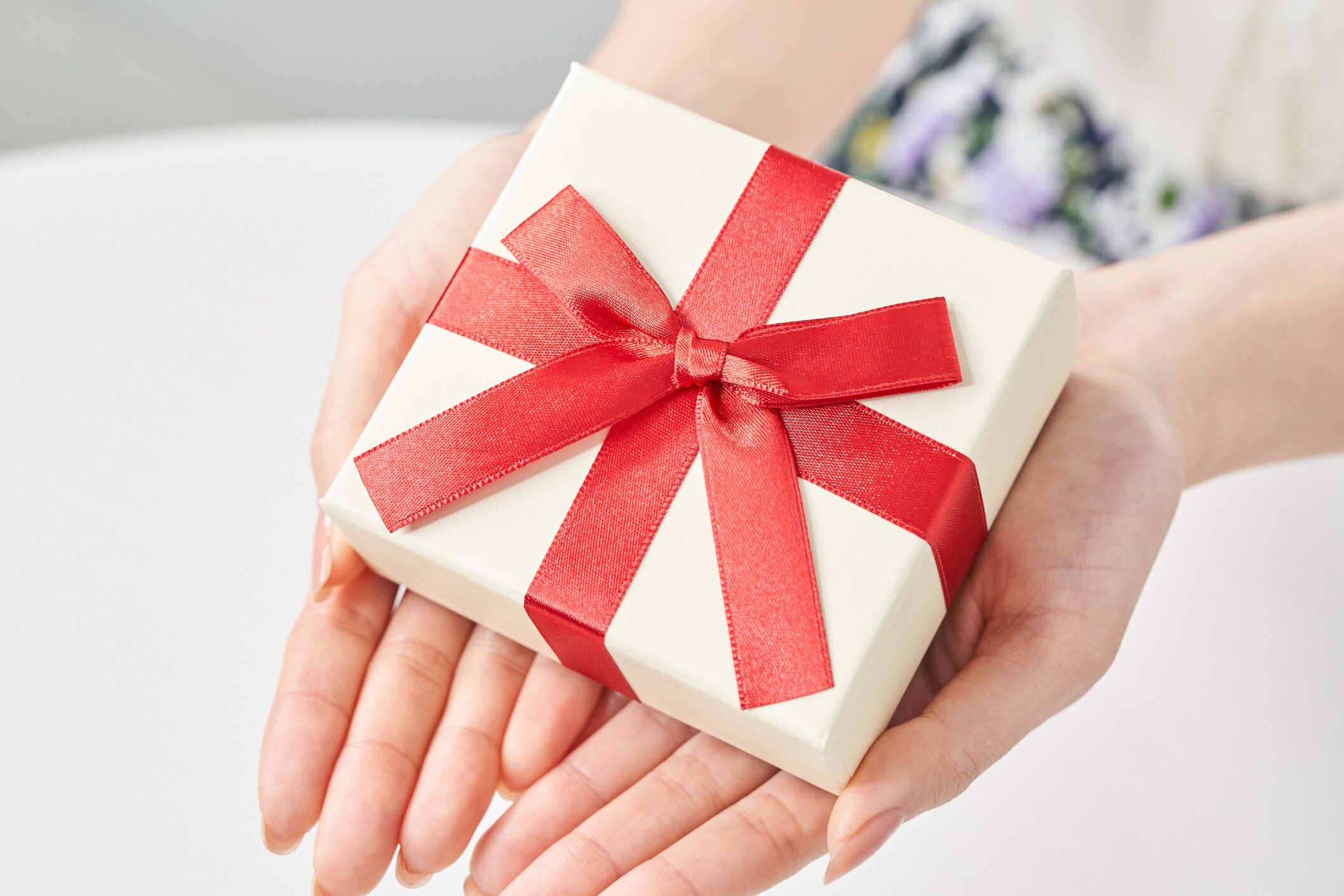 ギフト用にラッピングされた小さな箱