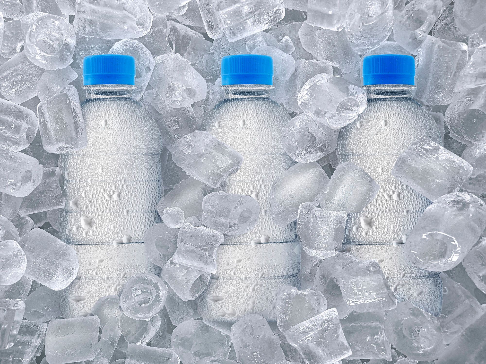 アイスキューブの背景に水筒