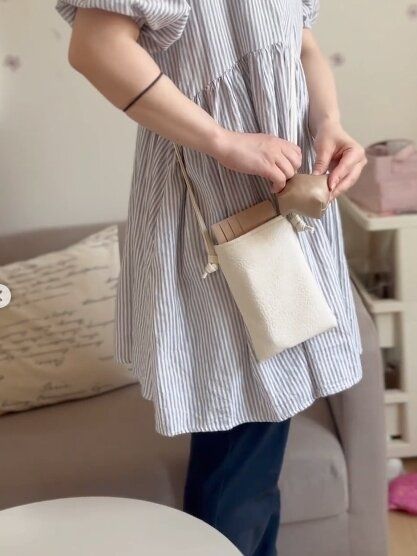 どんな服にも合う！「スマホショルダー」