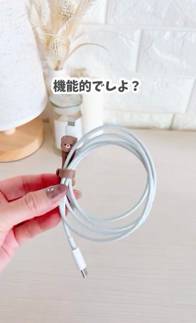 横にピローんと出たパーツがポイント!「ケーブルカバークリップ」