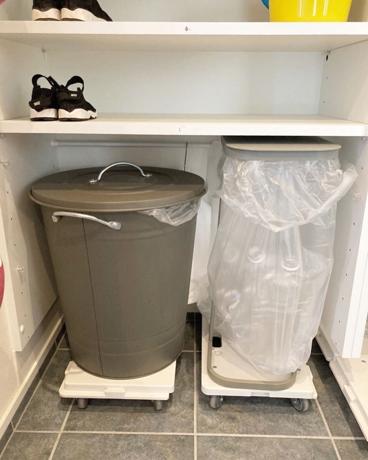 平台車を使って玄関にゴミ箱を収納するアイデア！