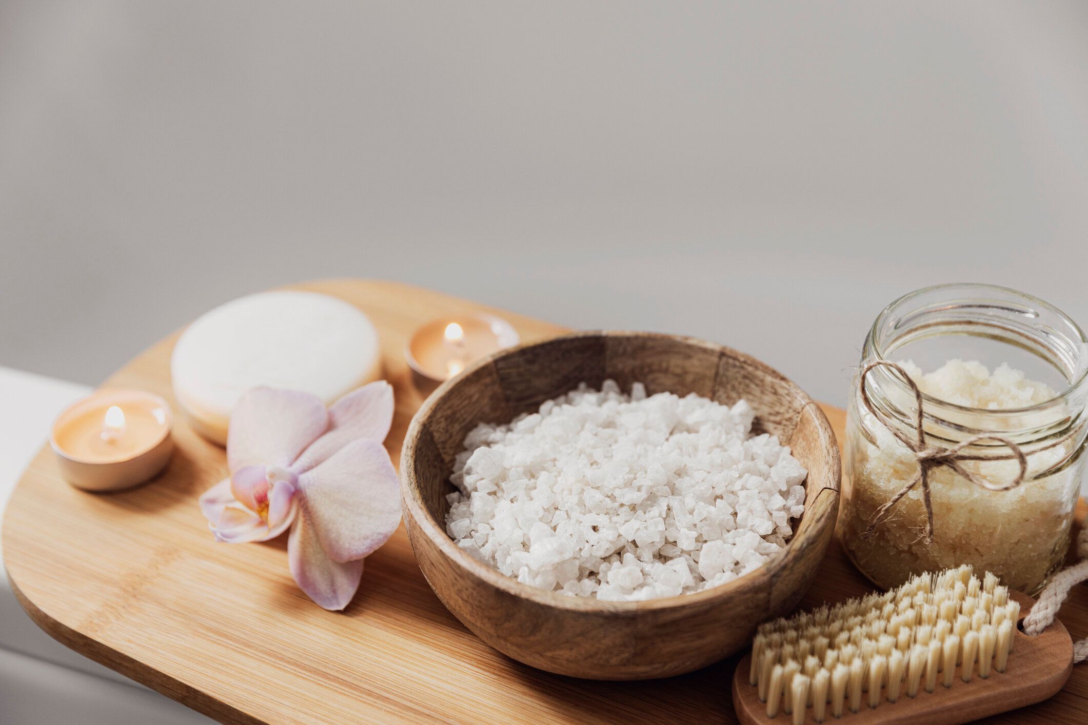 ホテルのスパトリートメントまたはホームバスの手続き。トレイにアクセサリー付きバスルーム