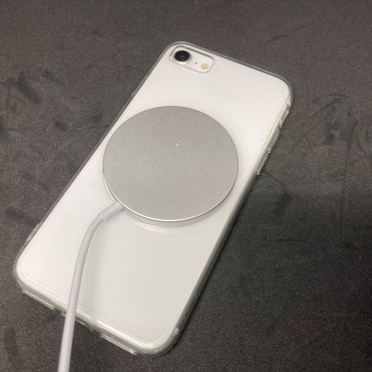 ダイソーすごすぎ！110円でめんどうなスマホ充電の悩みを一挙解決できちゃった