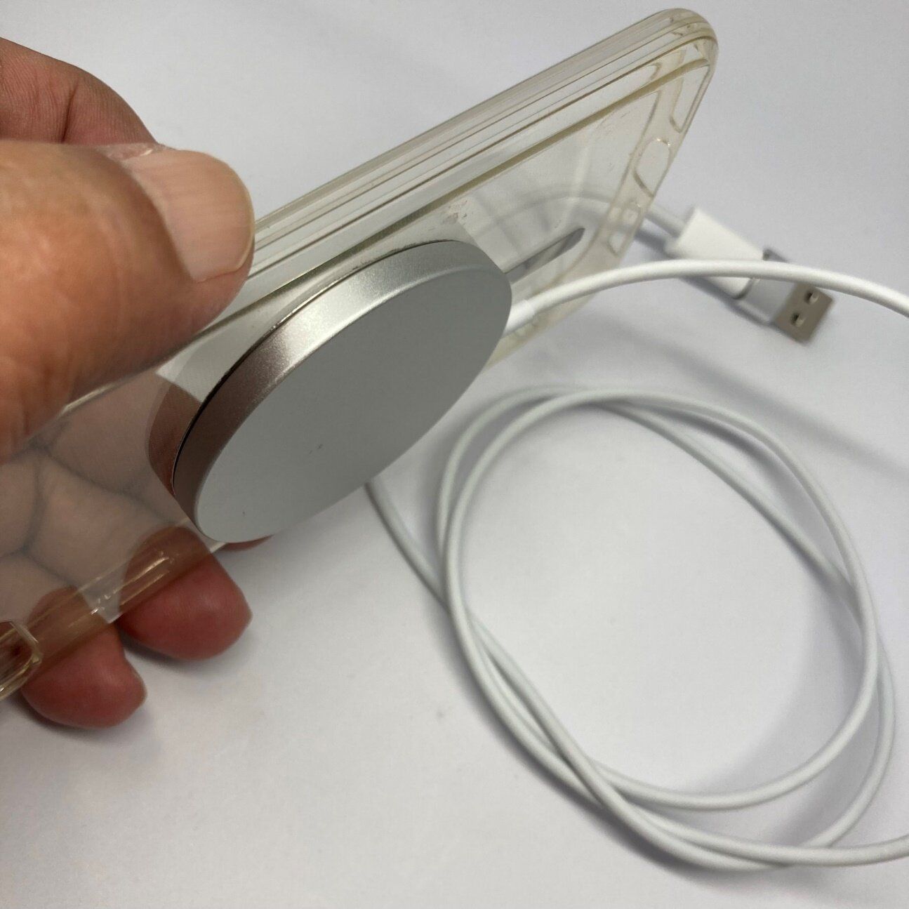 ダイソーすごすぎ！110円でめんどうなスマホ充電の悩みを一挙解決できちゃった