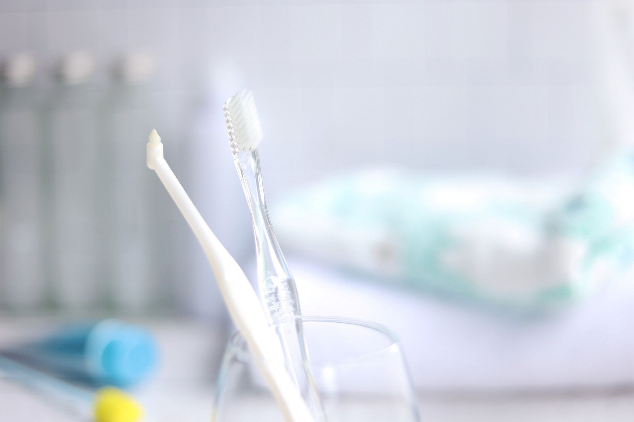 歯ブラシとシングルタフテッドブラシ、デンタルイメージ