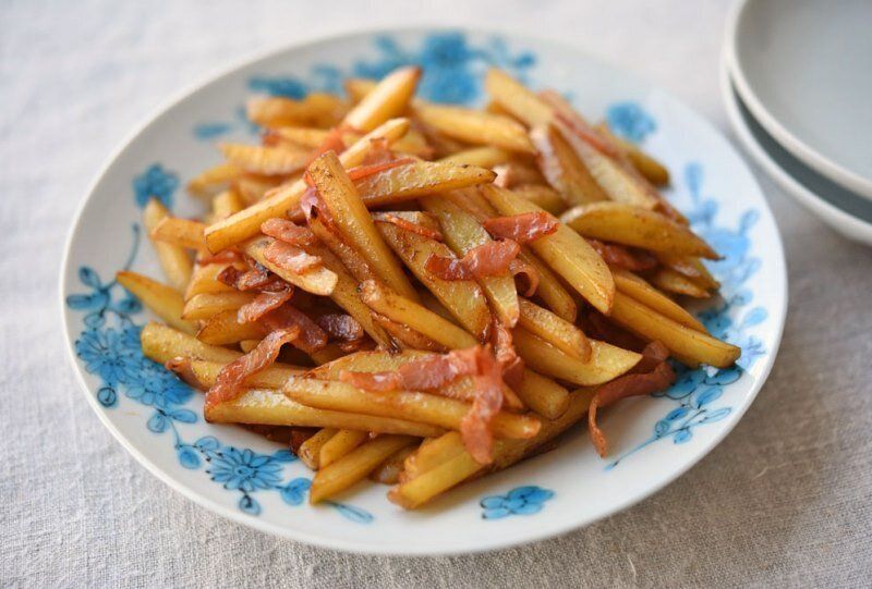 新じゃがとベーコンの醤油こしょう炒め