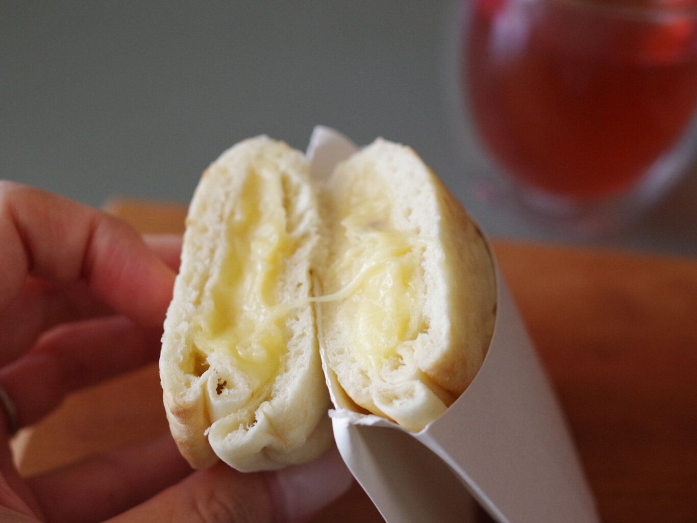 【ファミマ】どんな味？未知のあまじょっぱさ！さつまいも×チーズのピザサンドを実食