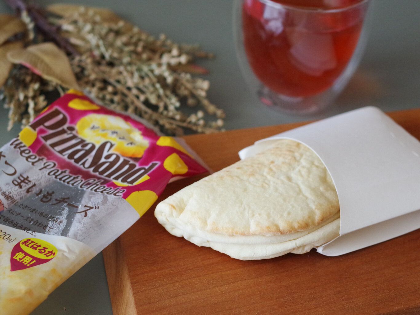 【ファミマ】どんな味？未知のあまじょっぱさ！さつまいも×チーズのピザサンドを実食