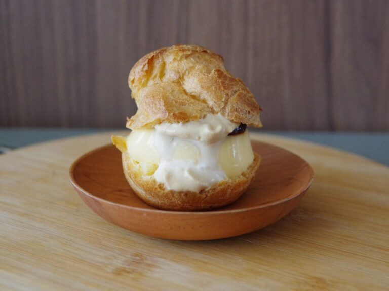 【セブン】丸ごと入ってる？！ありそうでなかった“新作シュークリーム”が絶品です