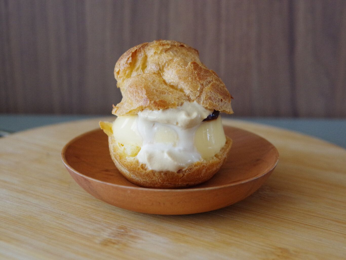 【セブン】丸ごと?!ありそうでなかった“新作シュークリーム”が絶品です