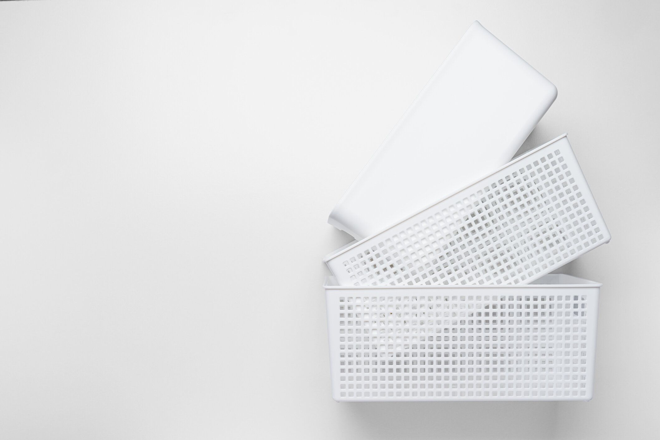 白い背景のプラスチック製の収納ケース