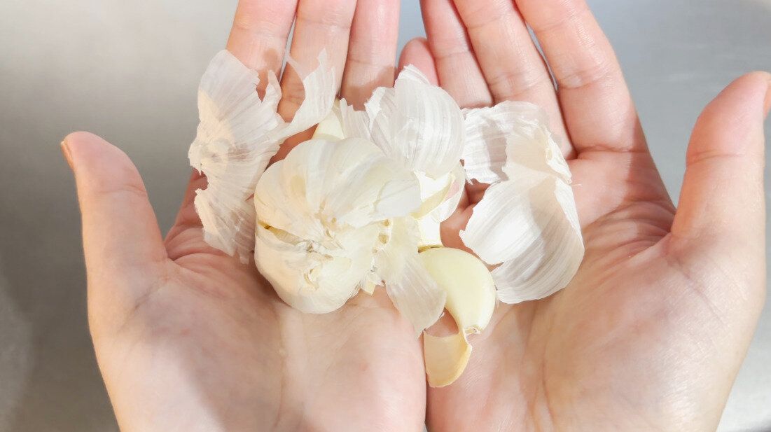 にんにくの皮が散らかっている