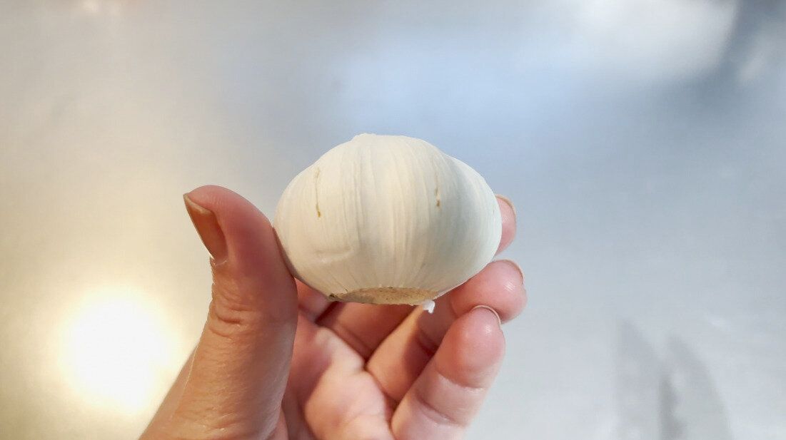 切れ目が入った皮付きにんにく