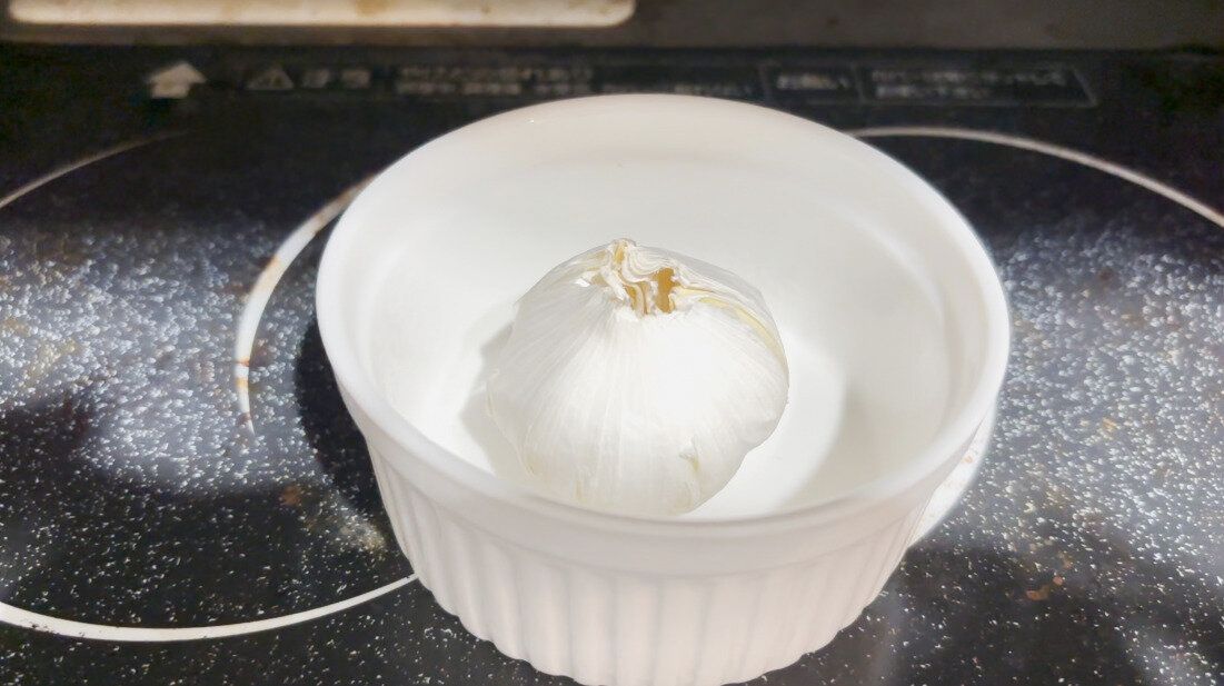 電子レンジでにんにくを加熱する