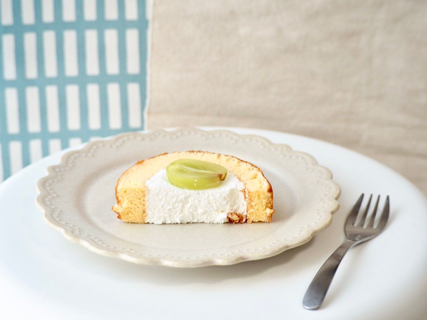 シャトレーゼ「山梨県産シャインマスカットのふんわりロール」断面写真