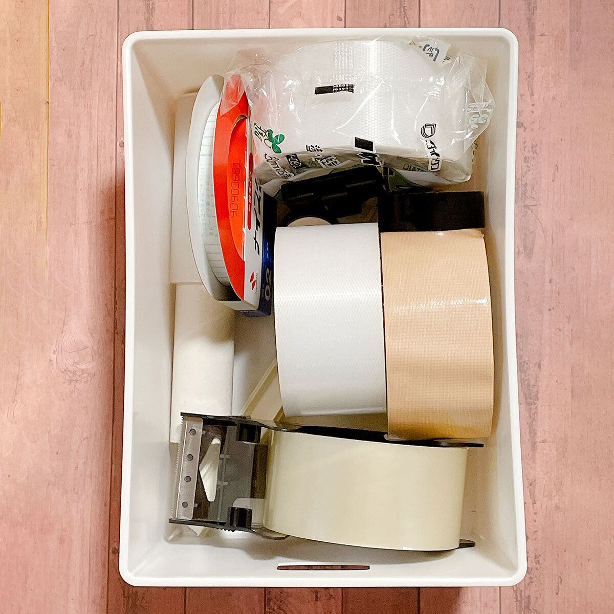 収納はテープ類をまとめてリビングに