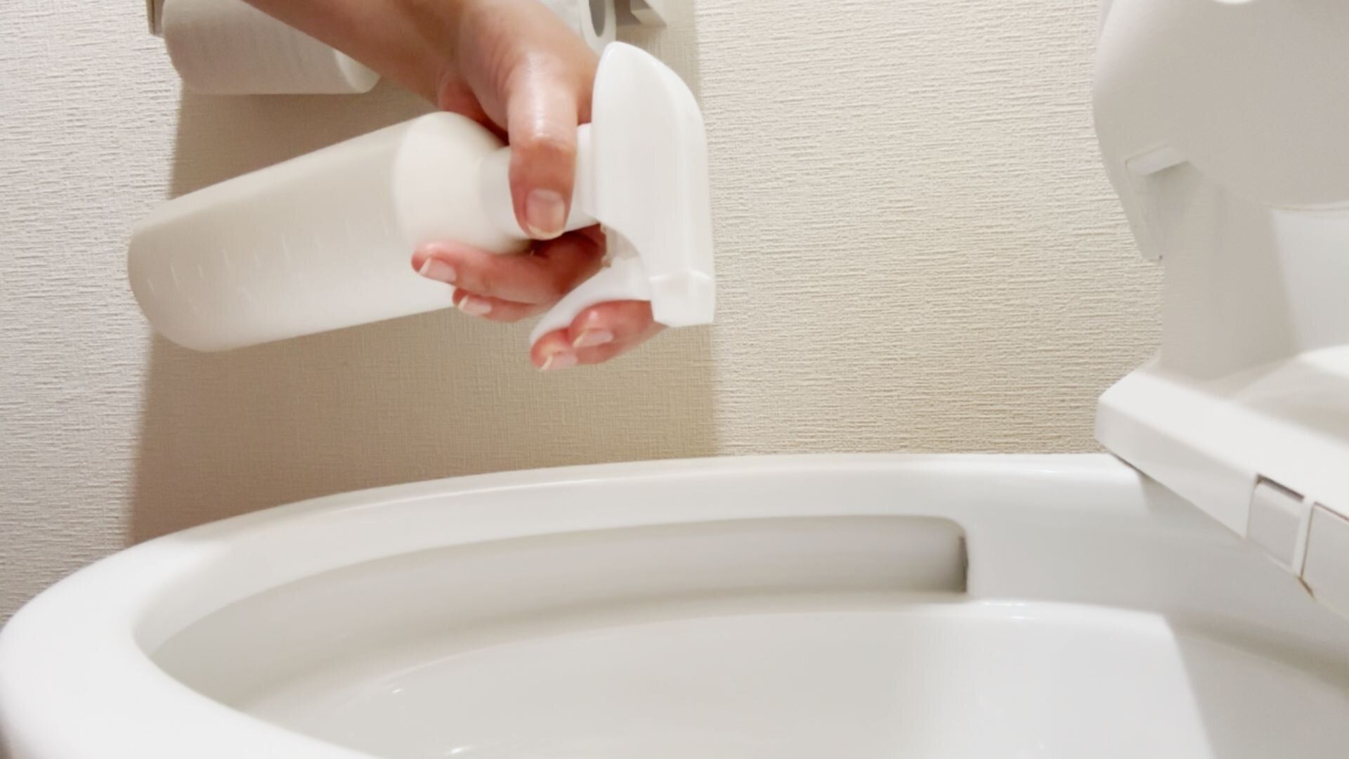 便器の内側へスプレーを吹きかける