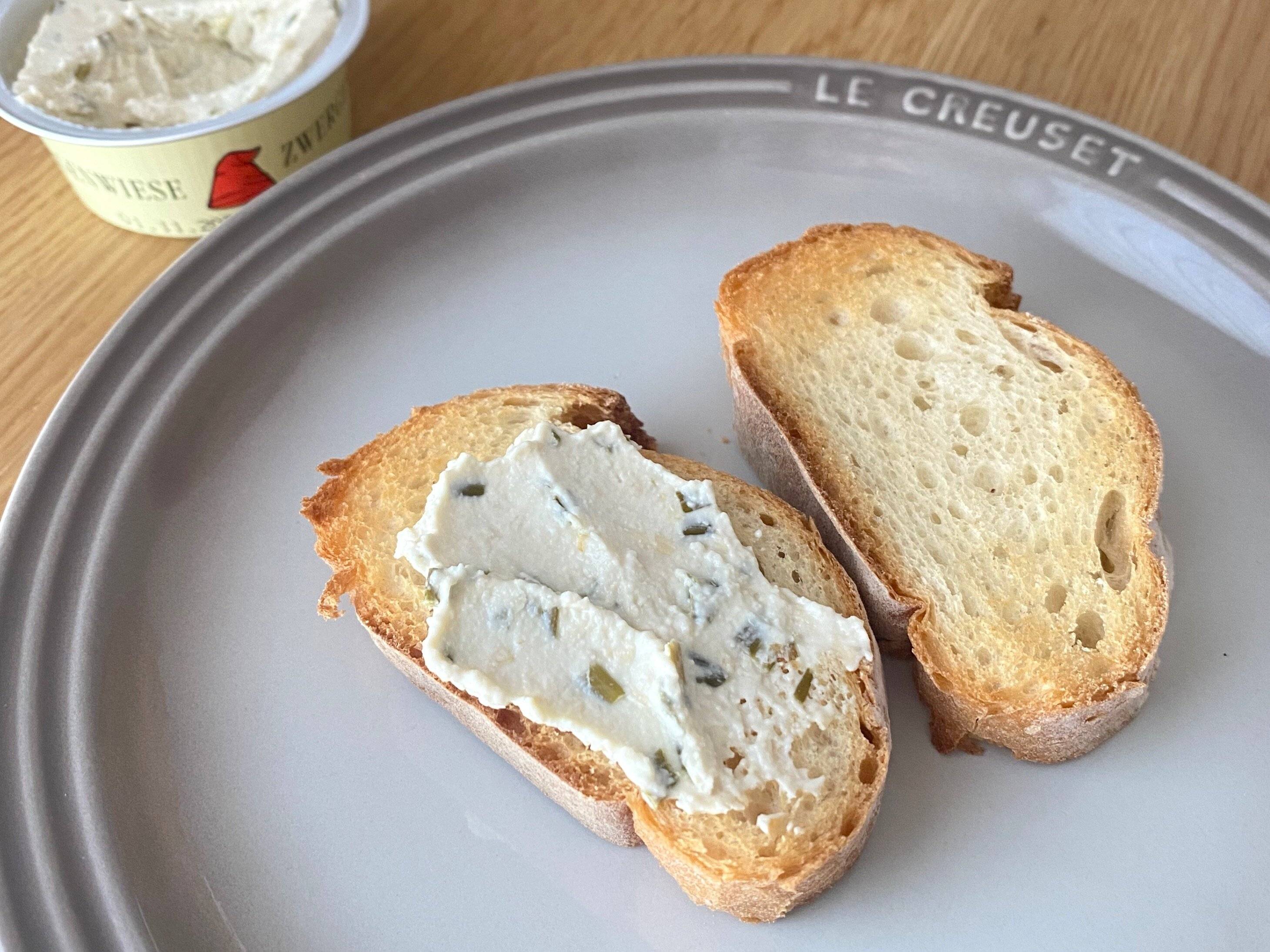 ズヴェルゲンヴィーゼ「有機ヴィーガンスプレッドチャイブ」を塗ったバケット