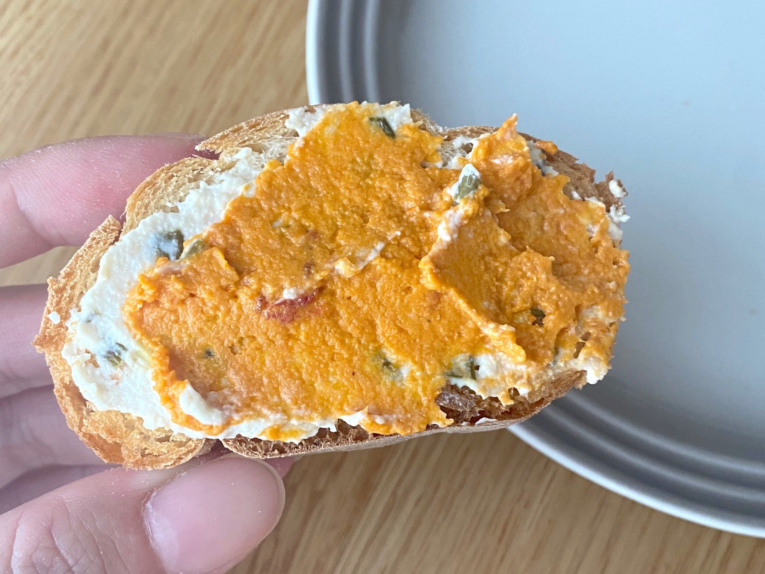 「有機ヴィーガンスプレッドサンドライトマトと「有機ヴィーガンスプレッドチャイブ」を塗ったバケット