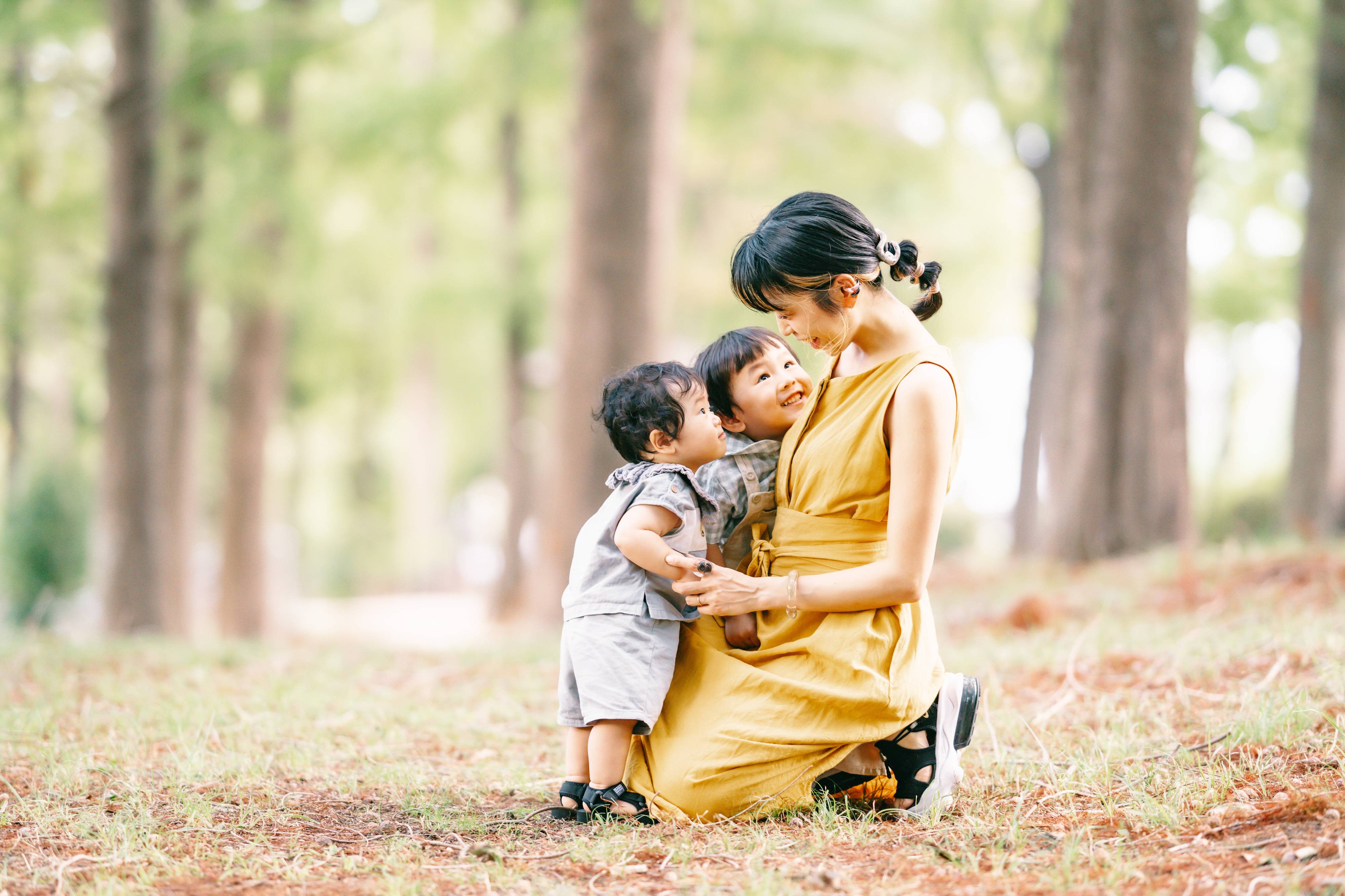 2人の息子さんと遊ぶ綾さん