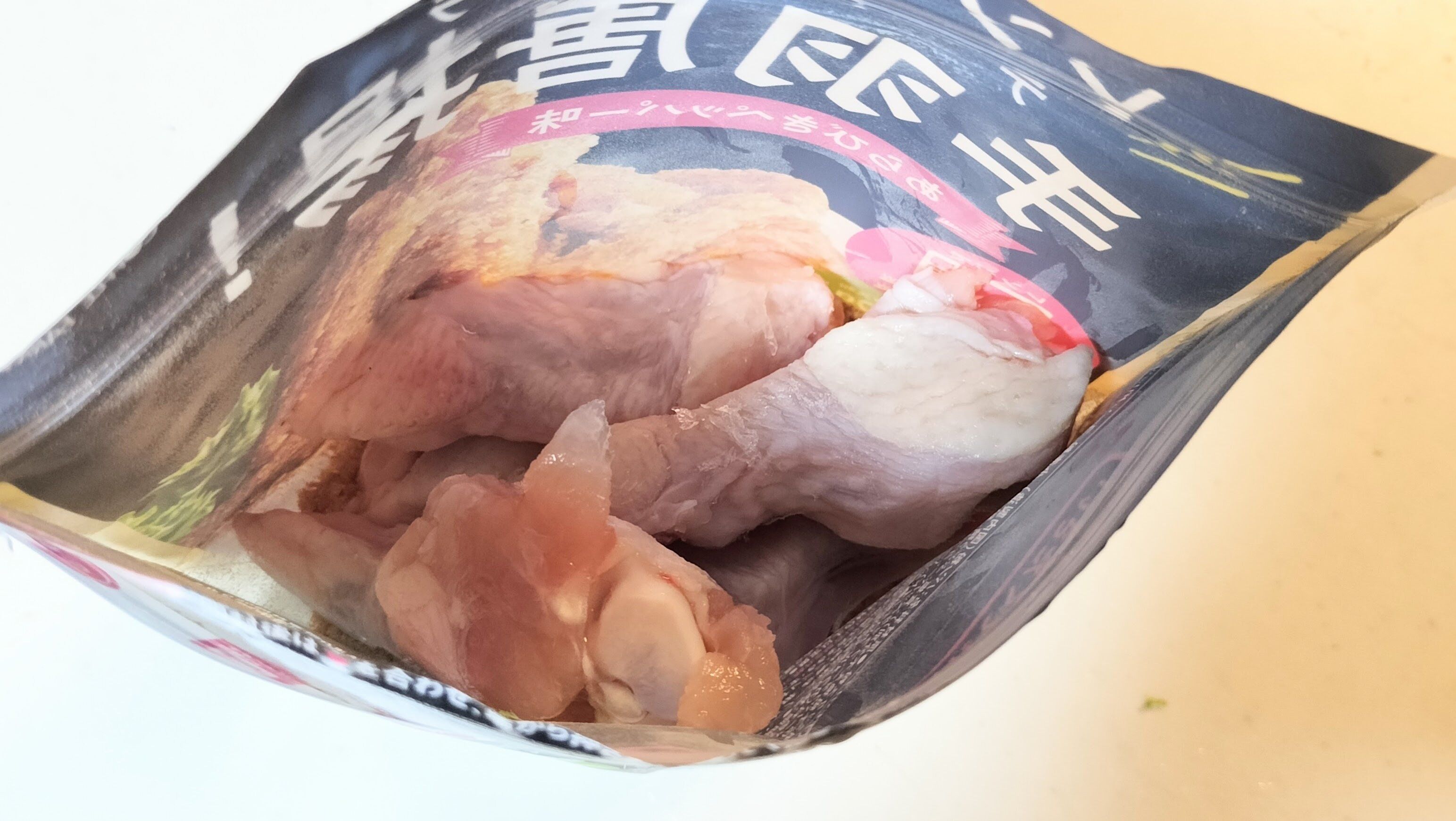 袋の中に手羽元をいれている様子